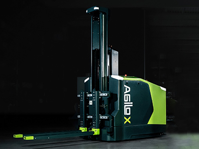 The AGILOX OCF is essential for your intralogistics when it comes to transporting heavy loads weighing up to 1,500 kg. The load carriers can be closed or opened – the AGILOX OCF can transport the loads in both states. The AGILOX counterbalanced forklift is of course equipped with the well-known AGILOX swarm intelligence, also called X-SWARM TECHNOLOGY.