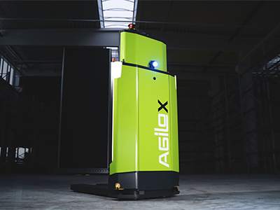 The AGILOX ONE is the all-rounder of the AGILOX Autonomous Mobile Robots and is the ideal solution for production companies that need to organize their intralogistics processes in a highly flexible, yet safe and stable way. The AGILOX AMRs impress with the omnidirectional driving concept, so that the AGILOX ONE can also move through narrow aisles.